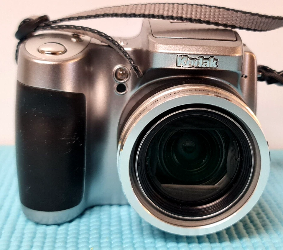 KODAK Easyshare Z740 5.0MP Digital Camera Silver Retina Aspheric All Glass Lens - Image 4 of 4