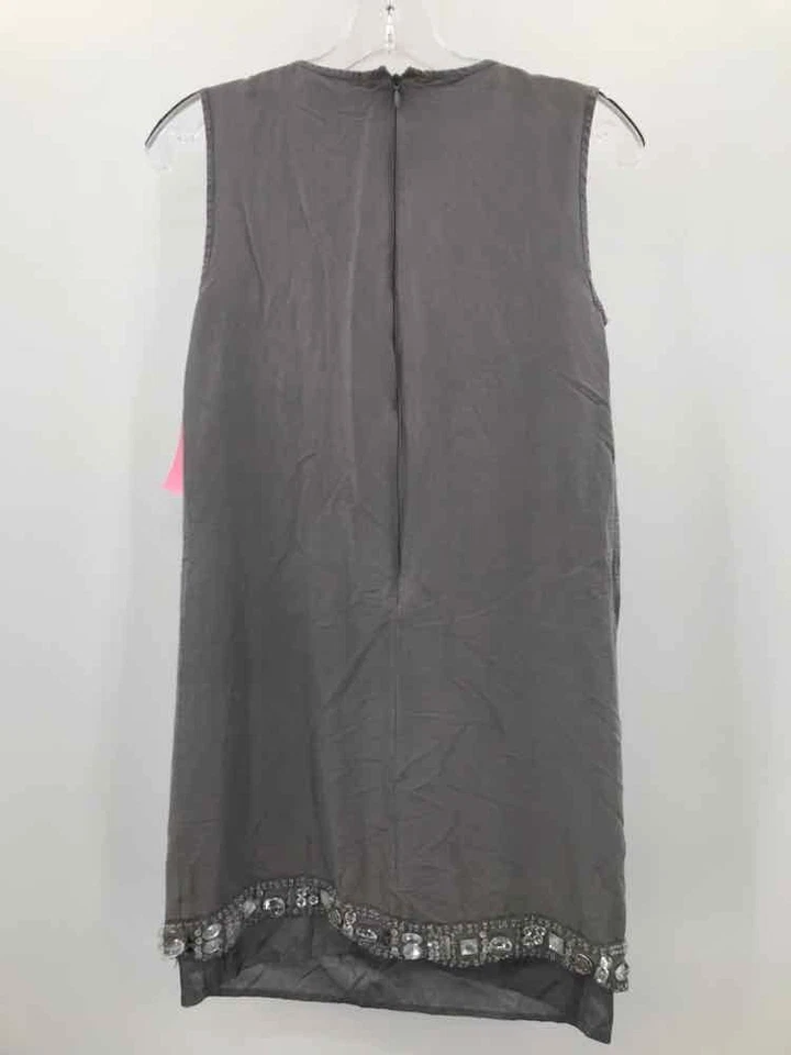 Vestido Kensie Gris Usado Talla XS Cuentas Cambio Hasta la Rodilla Sin Mangas Foto 2 de 3