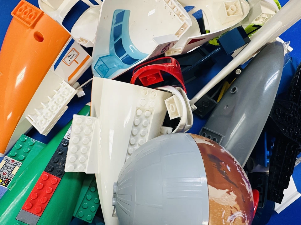 Lote De 2 Libras Lego Aleatorio Avión Piezas Ladrillos Alas Fuselaje Ruedas Foto 3 de 4