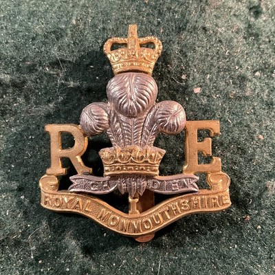 Royal Monmouthshire, vergoldetes und weißes Metall. Mützenabzeichen.  Post 1952.  Db29
