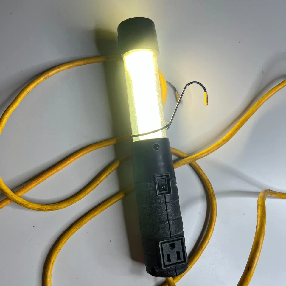 Lámpara fluorescente de mano Bayco con cable de extensión y toma de corriente Foto 4 de 4