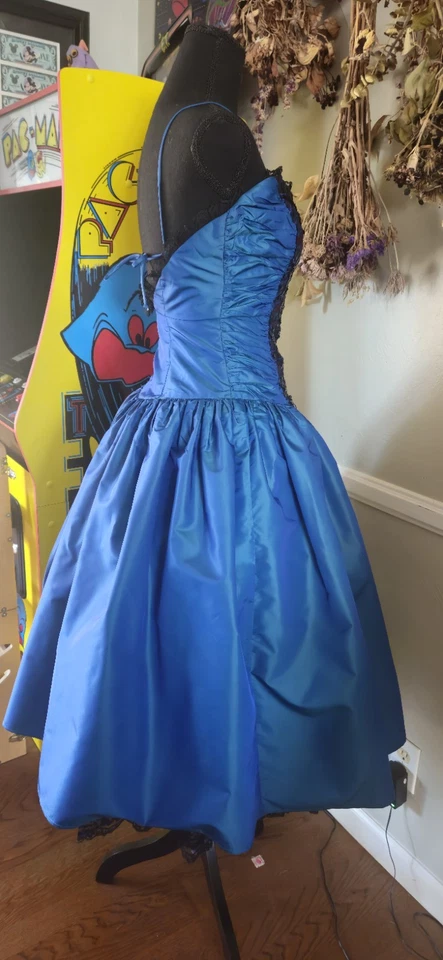 Vestido de graduación Gunnesax azul y negro vintage de los años 80 con peek-a-boo negro sin tirantes Foto 3 de 4