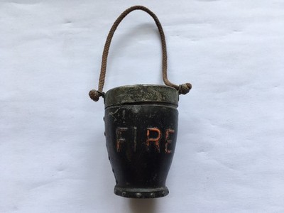 SELTEN UM 1890-1910 FEUERWEHR / LEDER FEUEREIMER GEFORMT STREICHHOLZHALTER / STÜRMER