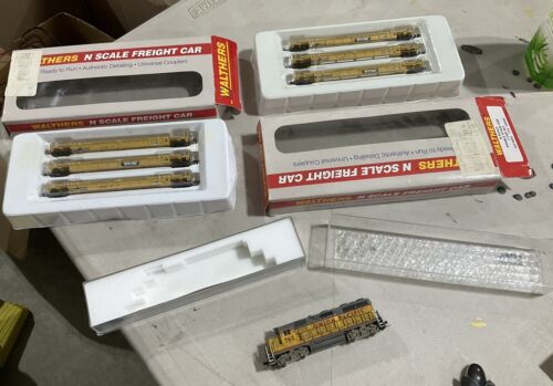 ATLAS N SCALE #4622 EMD GP35 UNION PACIFIC #763 With Two Walthers Box Cars Lot