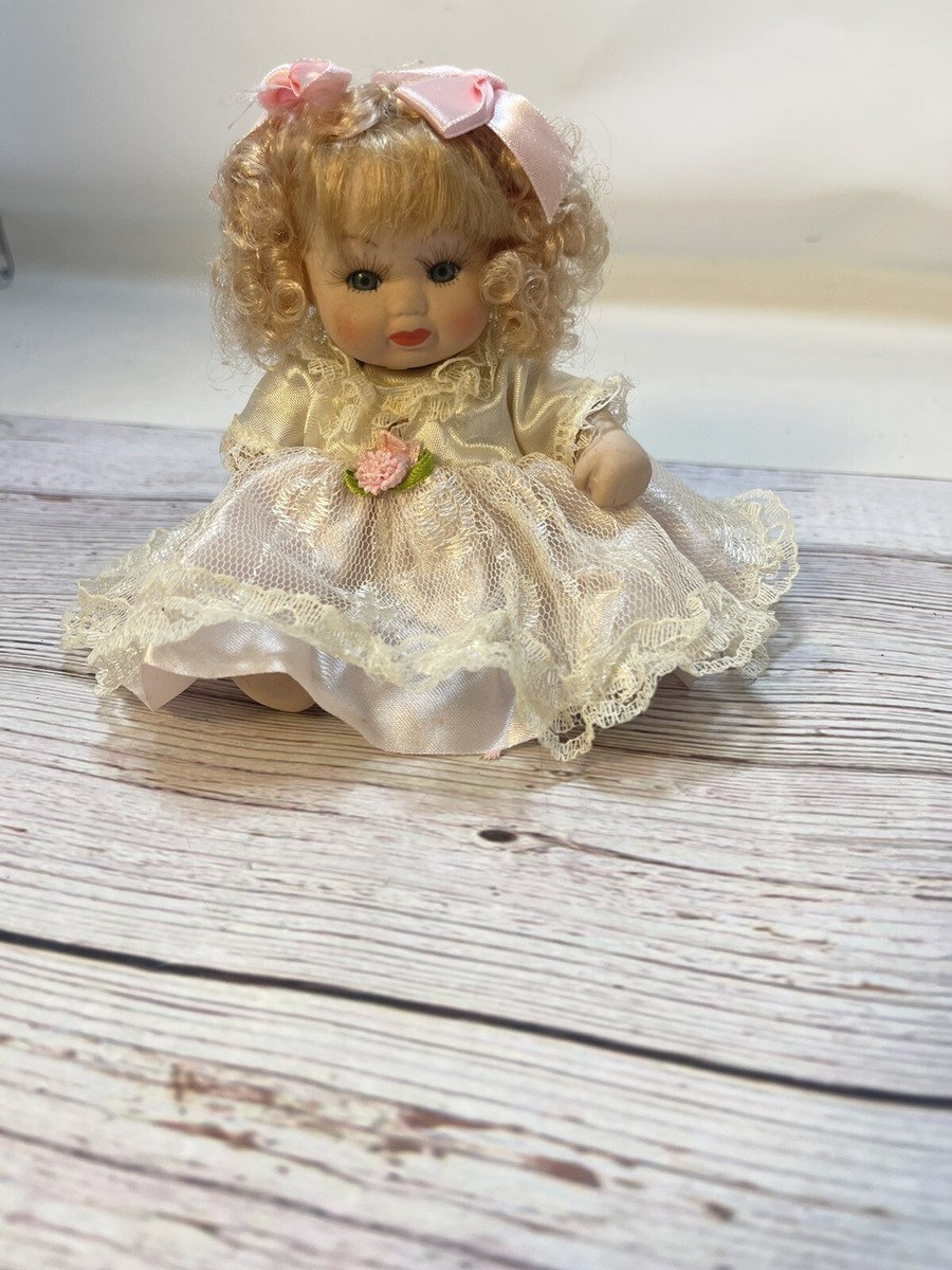 * antique baby doll ୨୧ * 小さな陶器製 の女の子 il_fullxfull.3310078260_6jh9.jpg