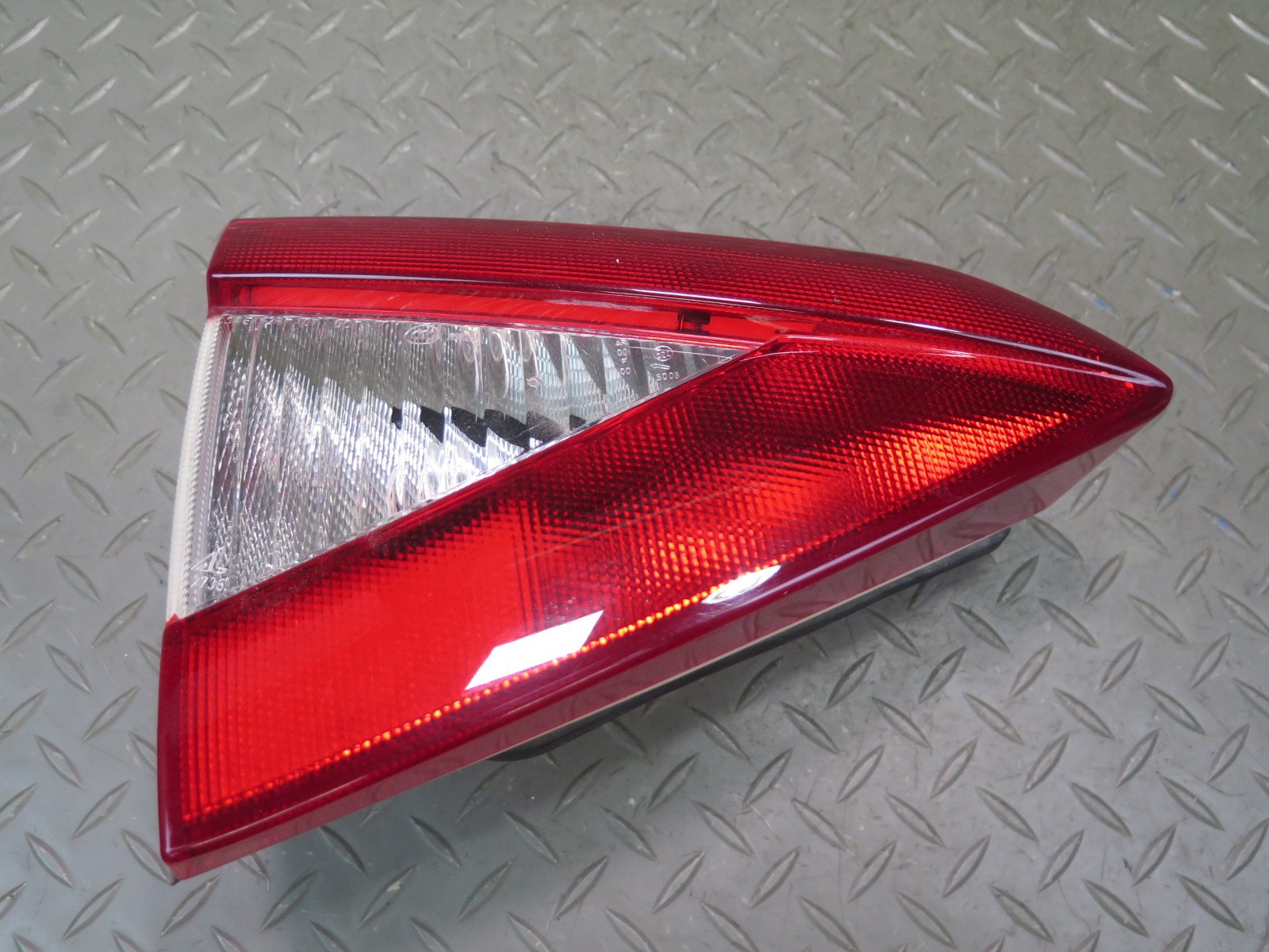 2008-2012 MASERATI GRANTURISMO M145 REAR LEFT INNER TAIL LIGHT LAMP 231567
