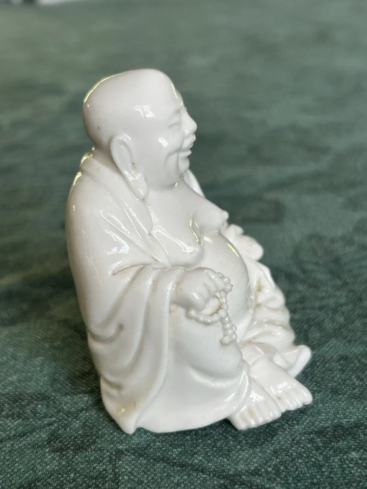 Pequeña estatua china de porcelana blanca Budai Blanc-de-Chine 'Buda de la Risa' Foto 3 de 4