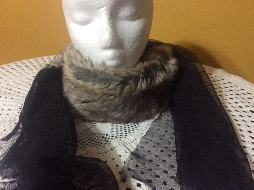 Vera Wang人造毛皮围巾 — 第 4/4 张图片