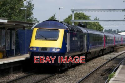 PHOTO  CLASS 43 HST 43098 PASSES READING WEST