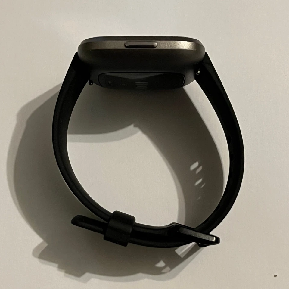 Smartwatch Fitbit Versa 2 - Saúde e fitness corpo grafite / pulseira preta FB507 - Imagem 4 de 4