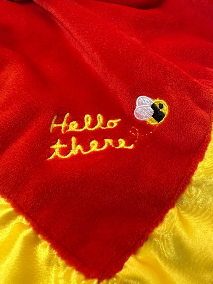 Manta de seguridad Disney Baby Winnie The Pooh roja y amarilla satinada Hello There Foto 3 de 4