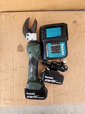 Greenlee Gator Cable Cutter ES32X Tool W/ 2 Batteries And Charger 