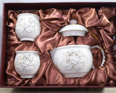 Hong Kong Yi Yuan elite park chinese tea set Porcelain set of 4 pieces with lids