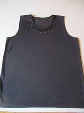 Schwarzes Top mit Spitzeneinsatz im Ausschnitt in Größe 42