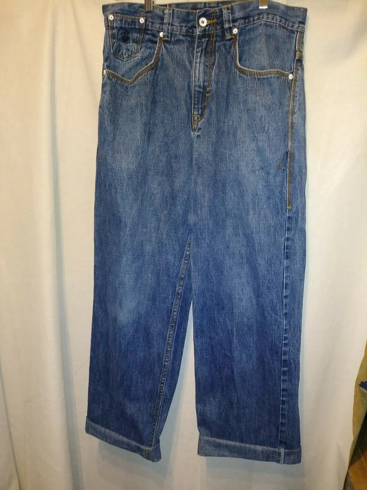 Size 34 Womens Denim Cropped pants Roca Wear embroidered on back 27 inch inseam - Image 2 of 4