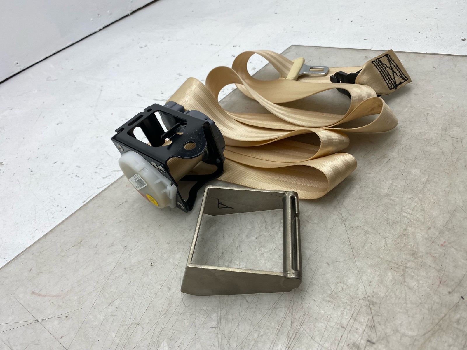 2010-2020 BENTLEY MULSANNE OEM REAR CENTER MIDDLE SEAT BELT RETRACTOR BEIGE