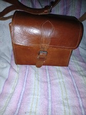 &Auml;ltere Ledertasche mit Hauptfach ,  zwei kleinen Seitenf&auml;chern und Schultergurt