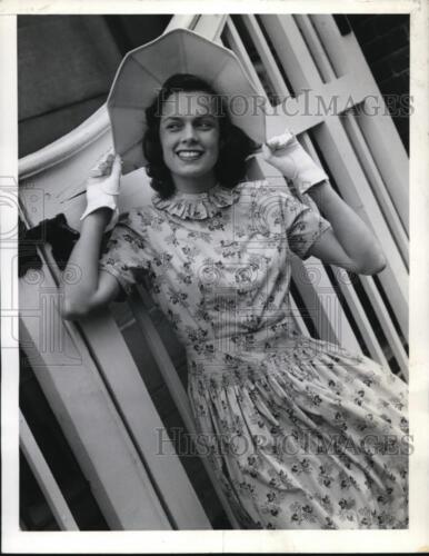 1942 photo de presse robe imprimée vigne coton bleu jupe dirndl par Clarepotter - Photo 1 sur 2