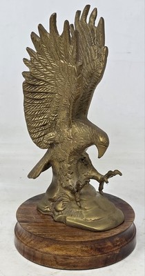 Vintage Messing Statue Fliegender Adler auf rundem Holzsockel