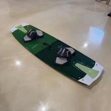 Slingshot Misfit V10 Kiteboard With Dually V6 Footpad/Straps - BARELY USED