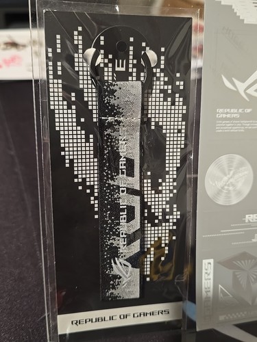 ASUS Rog Republic of Gamers Keychain and sticker sheet - WHITE PC EDITION RARE - Photo 2/7
