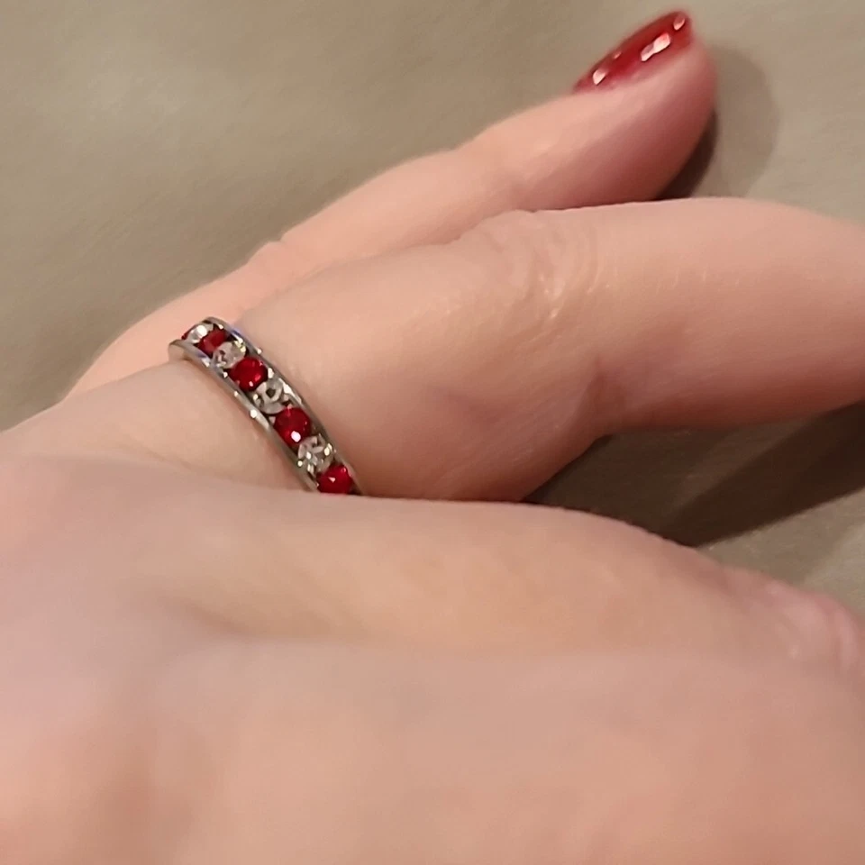 Juego de canales piedras rojas y transparentes circonitas cúbicas acero inoxidable anillo de eternidad Foto 4 de 4
