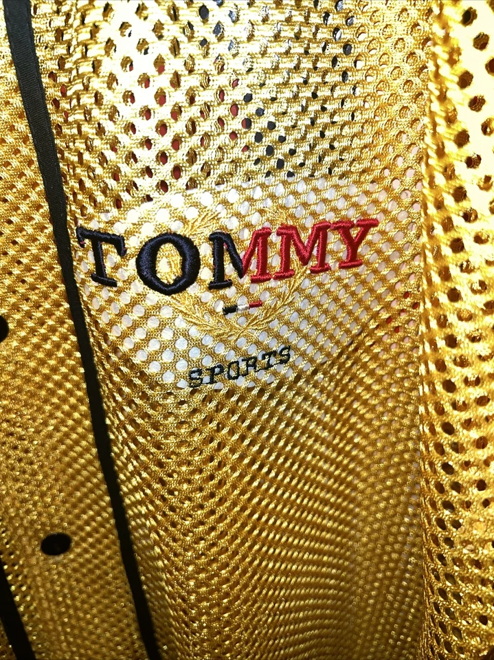Camisa Muscular Red Amarilla Vintage Y2K Años 90 Tommy Hilfiger “TOMMY SPORT” XXL 2XL Foto 2 de 4