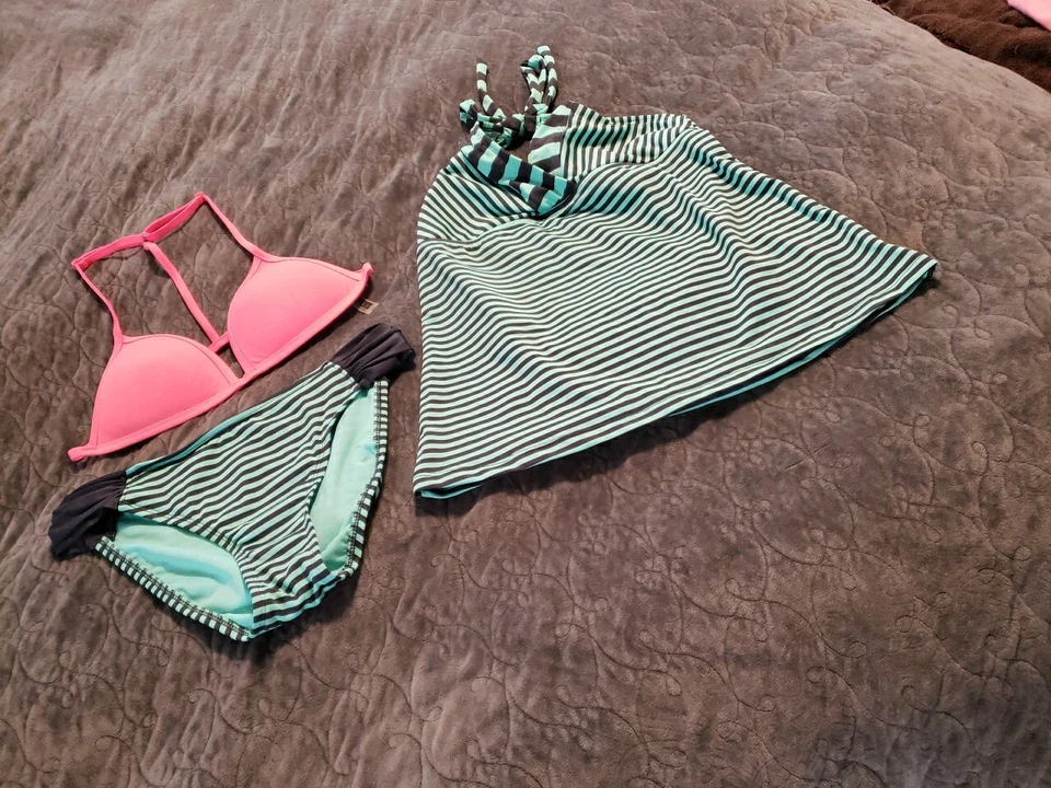 WOMAN'S/JUNIORS SIZE:S TAKINI TOP BIKINI BY:MOSSIMO & VS PINK BIKINI TOP*NWOT* - Image 2 of 4