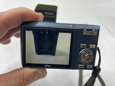Nikon Coolpix S550 10.0 MP Digital BlueCamera w/ Battery Nikon Coolpix S550 10.0 MP Digital BlueCamera w/ Battery