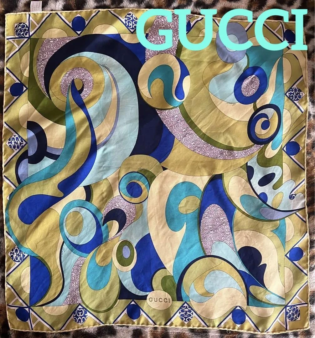 Foulard Gucci en soie fabriqué en Italie vintage