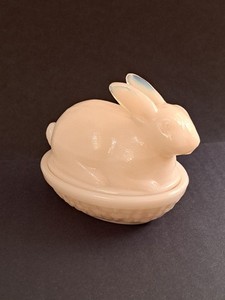 Soft Pink Bunny Rabbit Nest Basket Dish LE Smith Milk Glass Martha Stewart 1990s