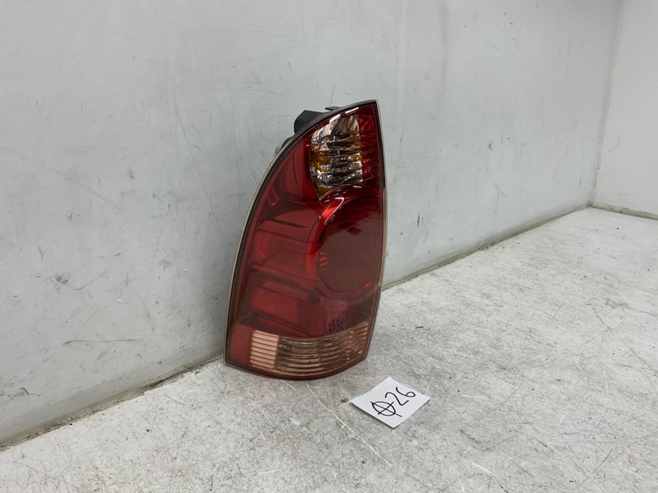 Luz trasera lateral del conductor Toyota Tacoma 2008 2009 2010 2011 2012 2013 2014 2015 OEM Foto 2 de 4