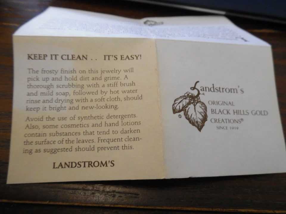 Colgante Landstrom's Black Hills oro 10K dos hojas enredaderas y uvas Foto 4 de 4