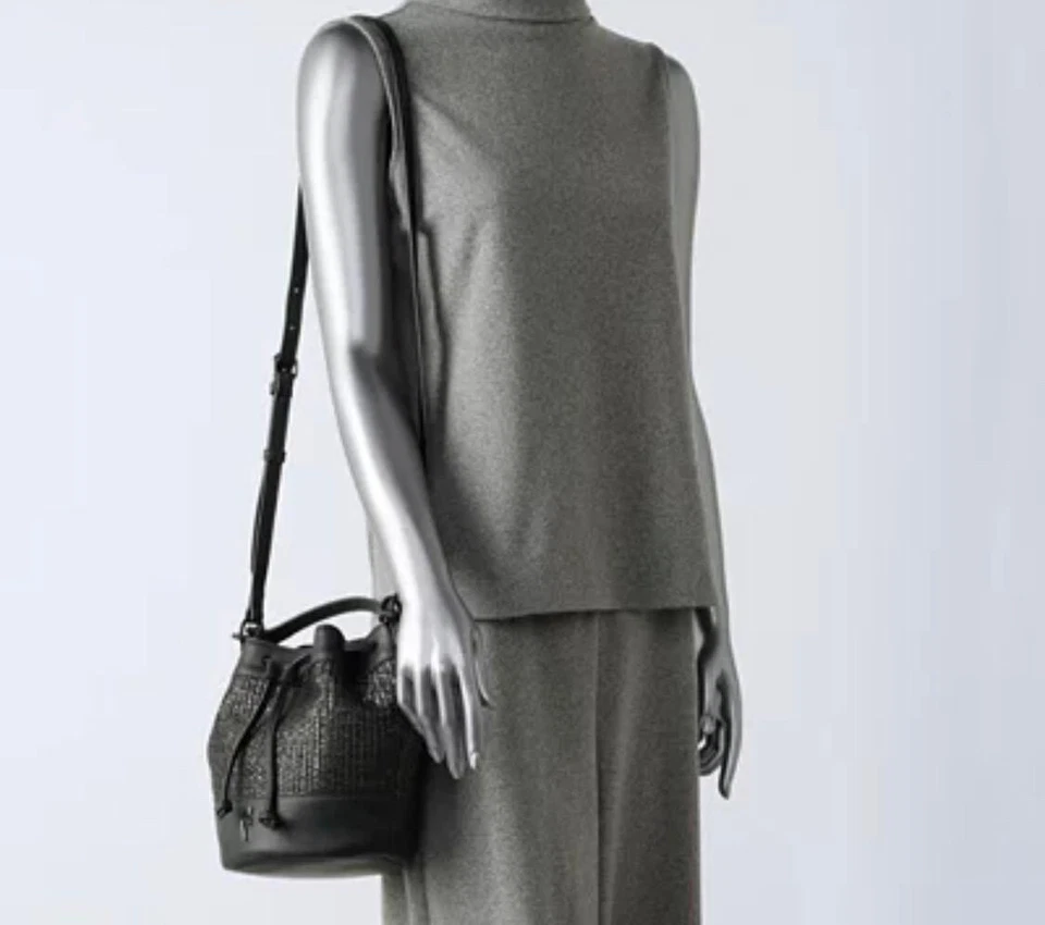 ESTILO # HSV31SB70 - VERA VERA WANG - BOLSO CUBO DE PAJA DE CUERO VEGANO (NEGRO) Foto 4 de 4