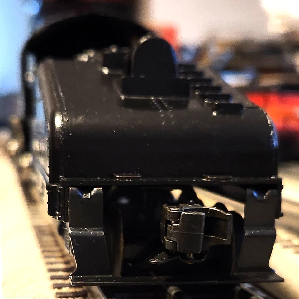 Lionel 1615, AND TENDER IN GOOD COND. LOCO IN OB, IT RUNS VERY WELL. - Image 3 of 4