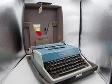  1966 Olivetti Underwood 21 In Cubic Typeface Manual Portable Typewriter w/ Case