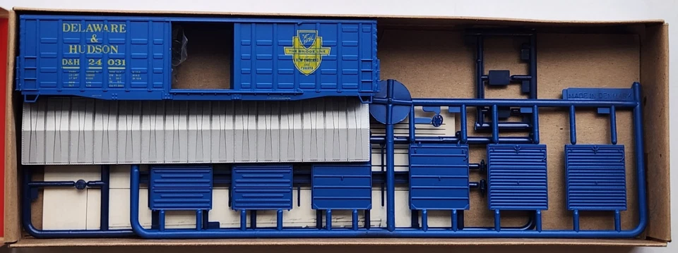 Walthers Delaware & Hudson 3-Pack 50' Waffle Side Box Cars #932-9124 - HO Scale - Image 4 of 4