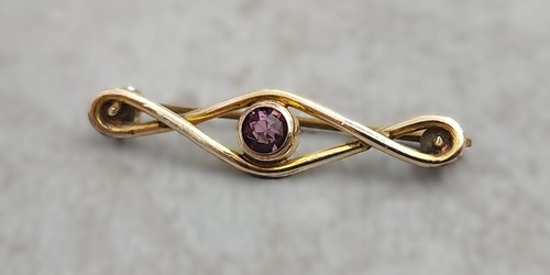 Petite Edwardian 10k Yellow Gold & Amethyst C-Clasp Twist Bar Brooch/Pin 1.3g - Picture 2 of 9