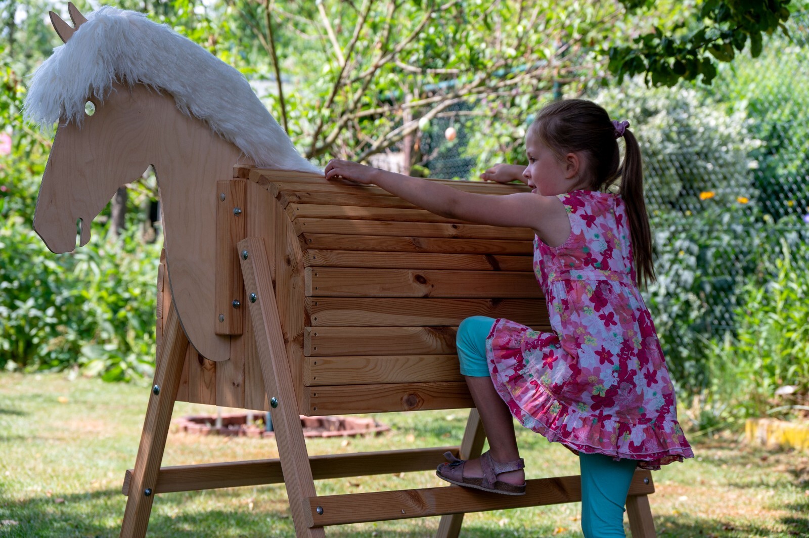 Holzpferd Kinder Spielpferd Massivholz Voltigier-Pferd mit Mähne und Schweif