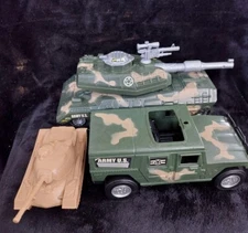 Plastic toy army tank and Jeep lot army men