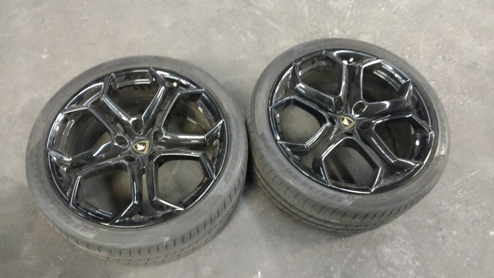 LAMBORGHINI AVENTADOR IPERIONE FRONT RIM TIRE OEM BLACK 