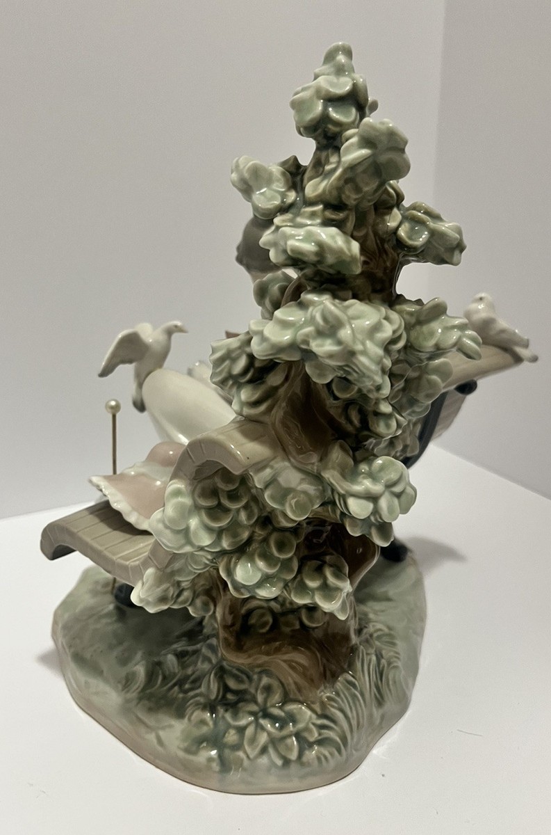 RARE SIGNED LLADRO Figurine Feeding the Pigeons - #5428 Large in