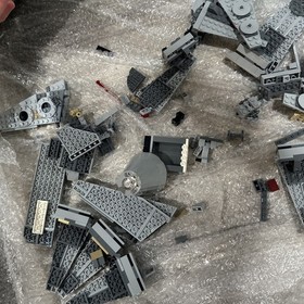 LEGO Star Wars: Millennium Falcon (75105) (READ)