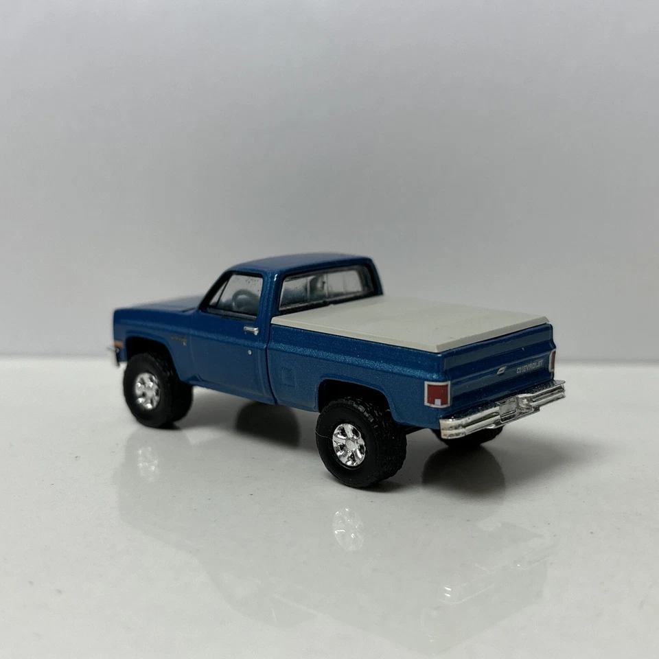 Chevy C20 Custom Deluxe 1981 Greenlight 1/64 azul elevado personalizado Foto 4 de 4