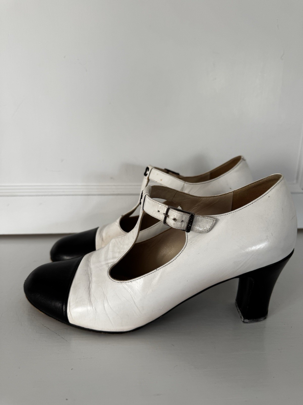 AUTH CHANEL 90’s VINTAGE CC LOGO  MaryJanes LEATHER SHOES Heels SIZE 37/7 Rare!! image 4