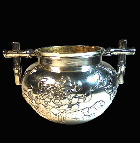 QUALITY CHINESE SILVER DISH with SUPERB REPOUSSE CHRYSANTHEMUMS by WANG HING - Afbeelding 2 van 9