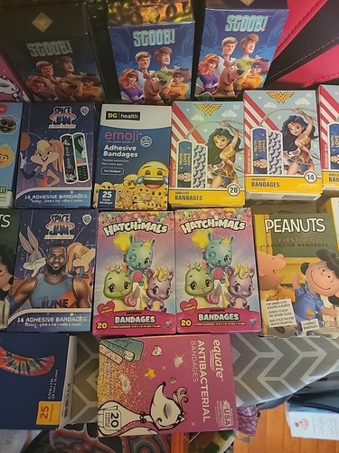 lot of 25 New Band Aids Scooby-Doo, Spacejam,peanuts,wonder Women Etc. - Picture 4 of 7