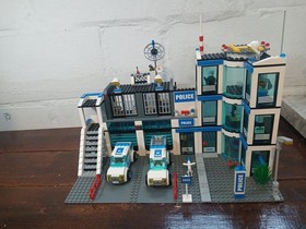 LEGO City: Police Station (7498) Complete Retired Set W/ Instructions