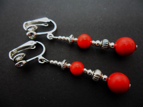 A PAIR OF PRETTY JADE BEAD DANGLY CLIP ON EARRINGS. CHOICE OF COLOURS. - Picture 10 of 22