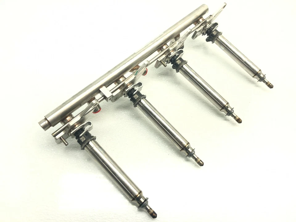 Mercedes-Benz CLS550 2012-2018 4,6 L V8 inyectores de pasajero derecho con riel OEM 67 k. Foto 4 de 4